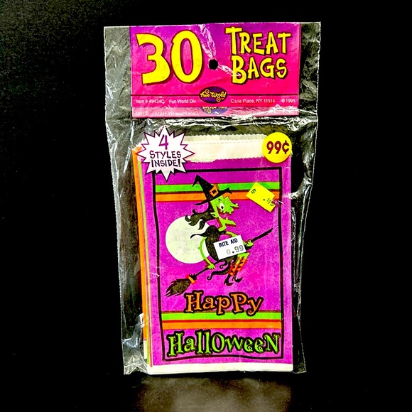 Vintage sealed  Halliween pack of 30 paper  treat bags - Picture 1 of 4